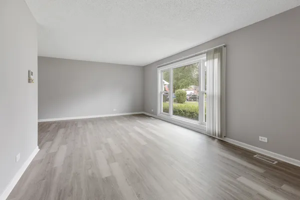 $3,700 | 135 Encina Drive, Naperville, IL 60540