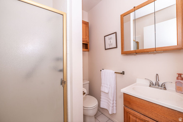 621 Coachman Way Riverdale, UT 84405 - Photo 20 of 38 Main Bathroom featuring a tile shower, vanity, and light tile patterned floors