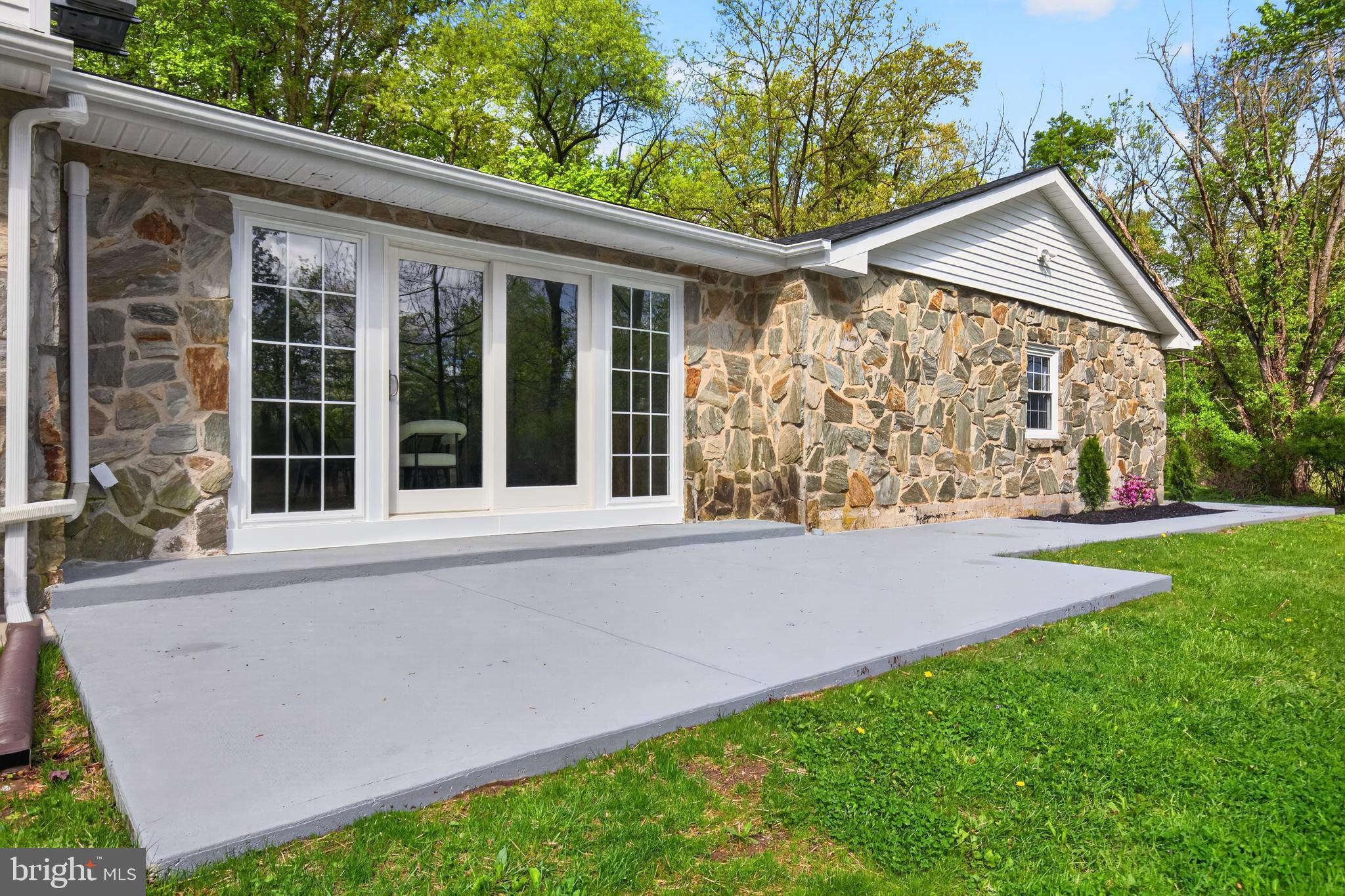 503 Whitman Lane Middletown, PA 17057 - Photo 21 of 58 a front view of house with yard