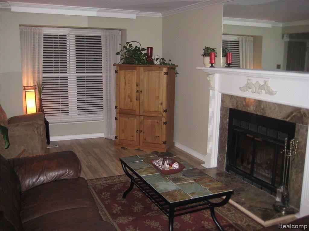 1629 Colony Drive Rochester, MI 48307 - Photo 2 of 11 Living Room
