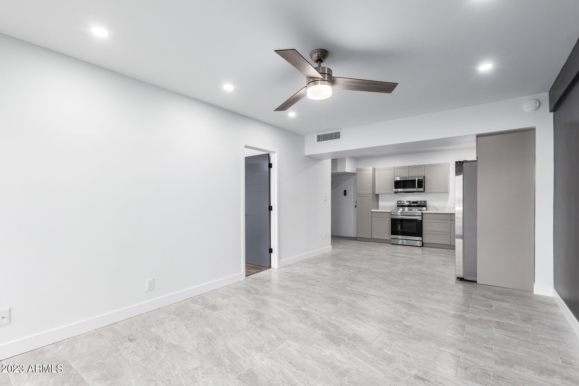 353 East Thomas Road, Unit C105 Phoenix, AZ 85012 - Photo 2 of 16 02 - Thomas