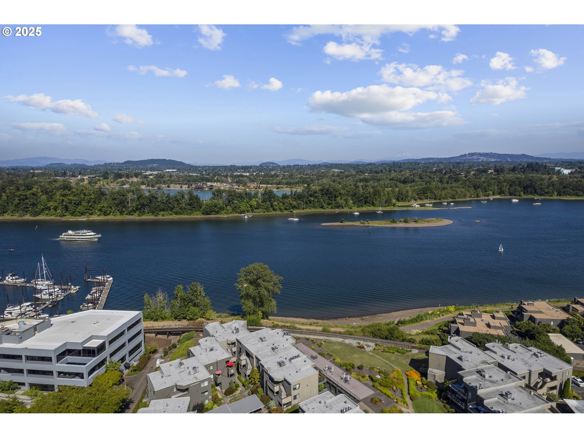 5620 South Riverside Lane, Unit 14 Portland, OR 97239 - Photo 11 of 26 Gallery Image 11