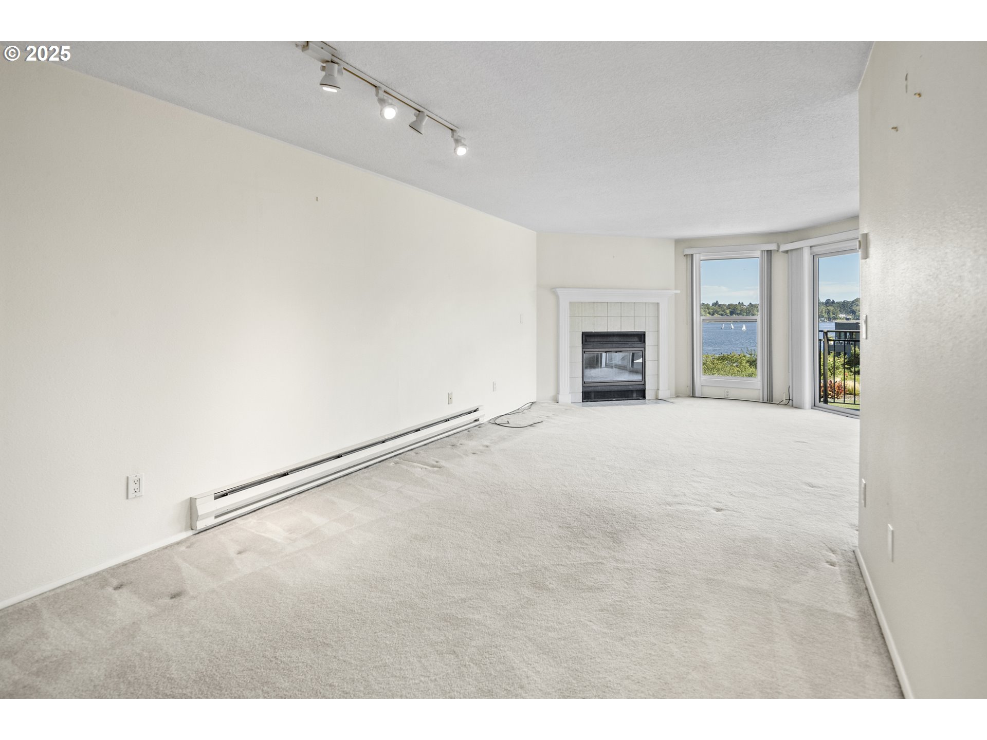5620 South Riverside Lane, Unit 14 Portland, OR 97239 - Photo 12 of 26 Gallery Image 12