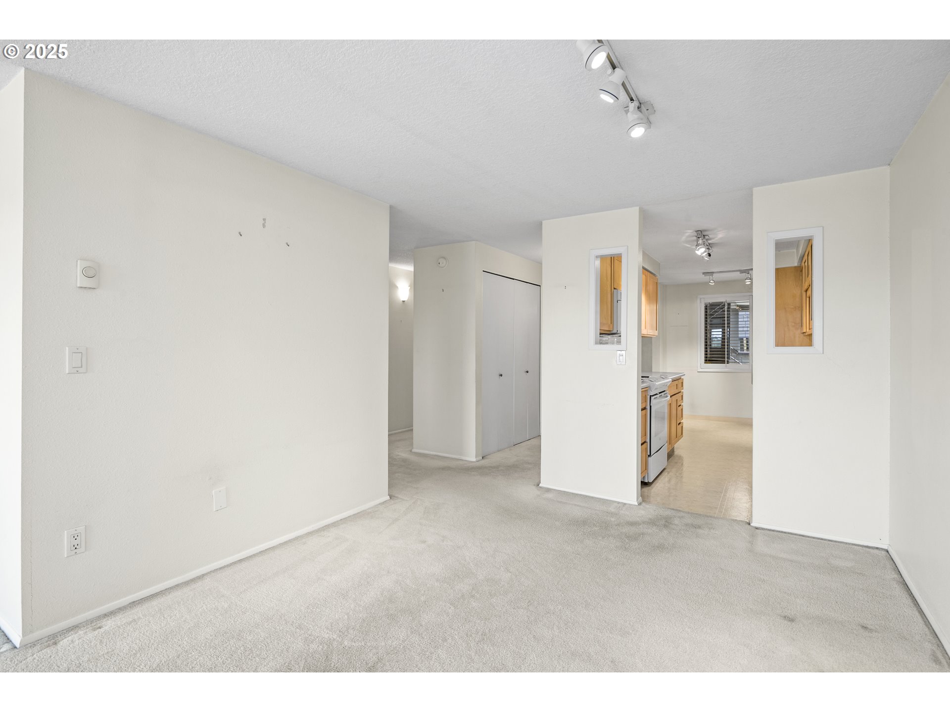 5620 South Riverside Lane, Unit 14 Portland, OR 97239 - Photo 13 of 26 Gallery Image 13