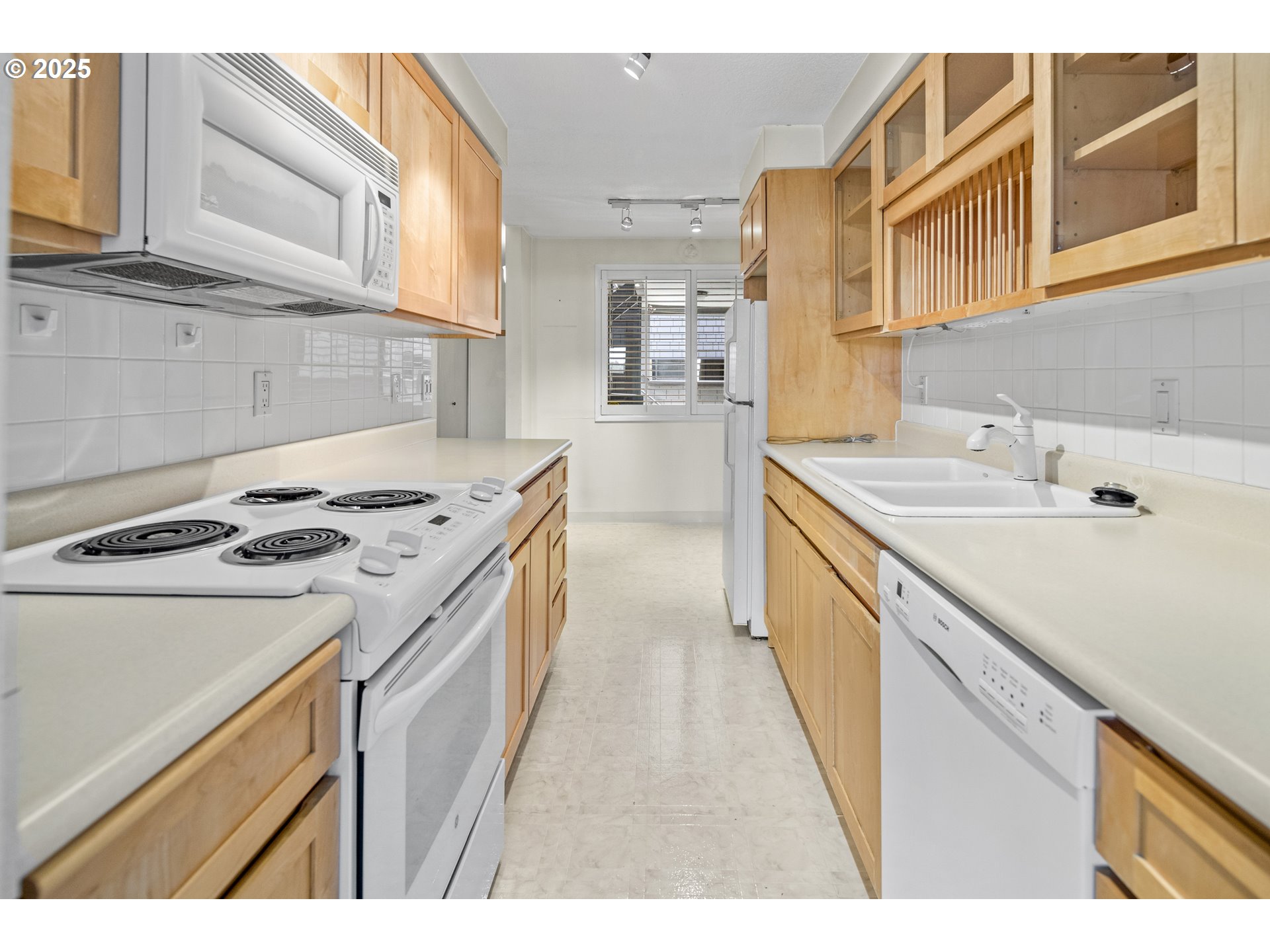 5620 South Riverside Lane, Unit 14 Portland, OR 97239 - Photo 14 of 26 Gallery Image 14