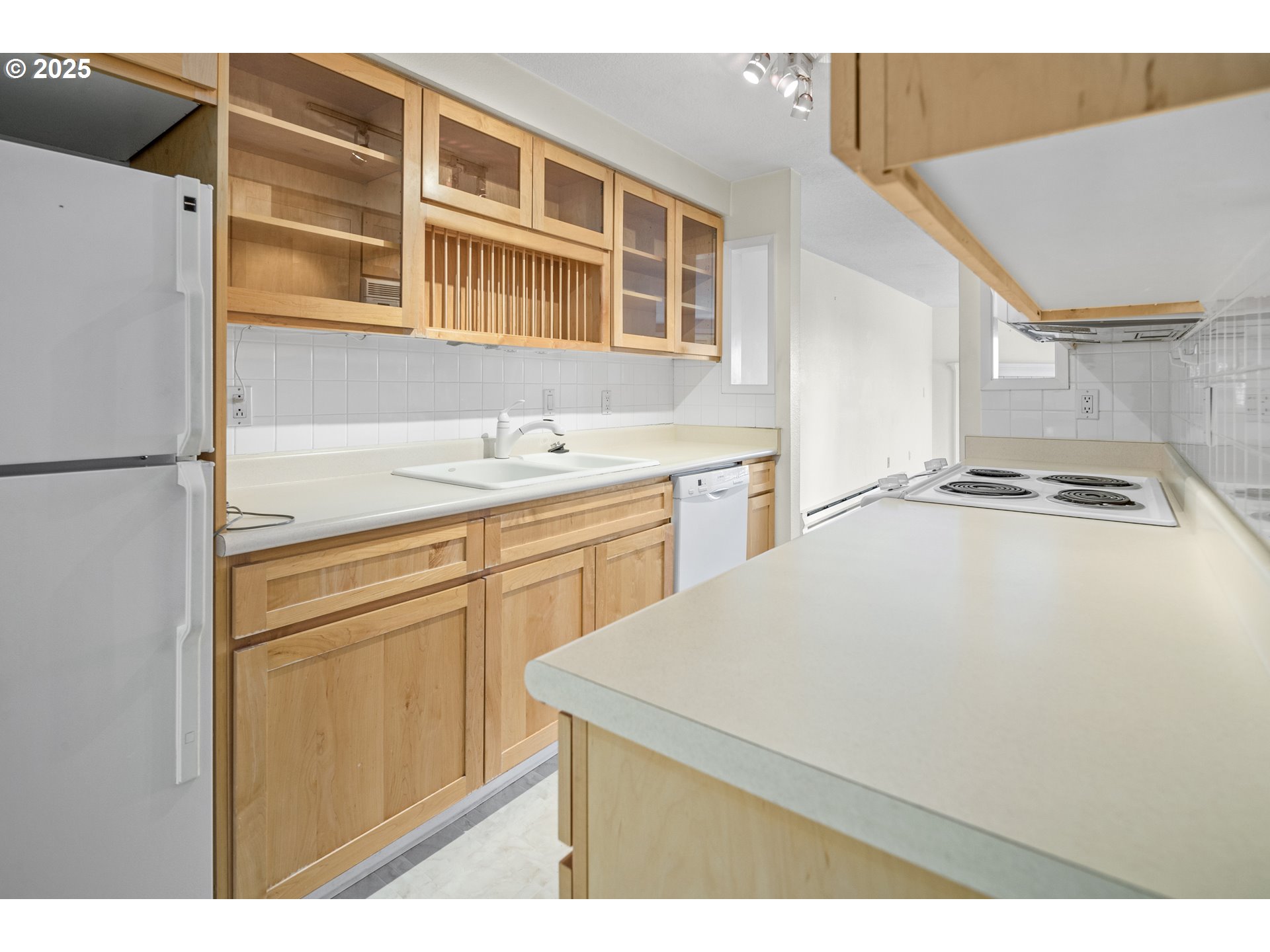 5620 South Riverside Lane, Unit 14 Portland, OR 97239 - Photo 15 of 26 Gallery Image 15