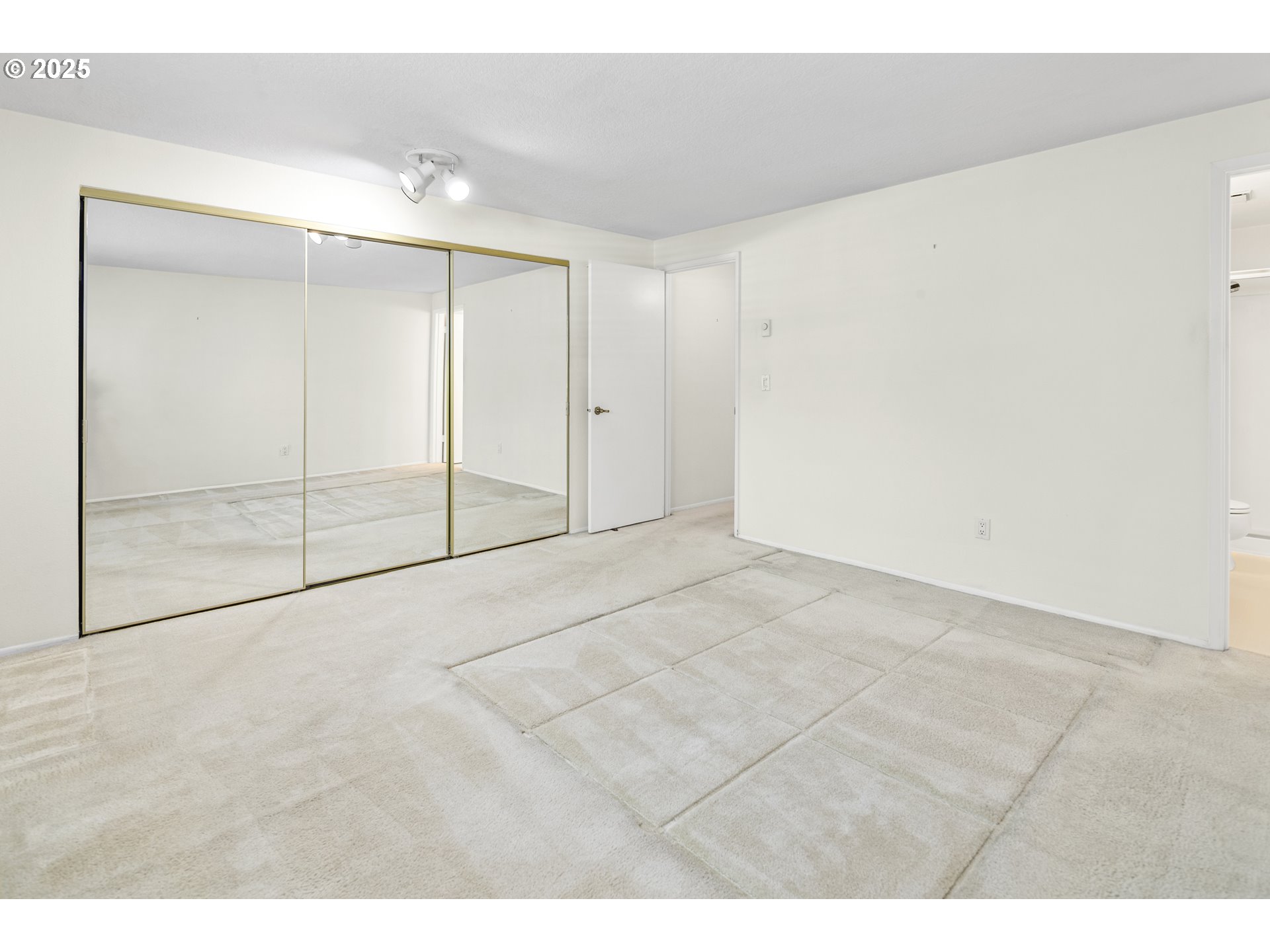5620 South Riverside Lane, Unit 14 Portland, OR 97239 - Photo 20 of 26 Gallery Image 20