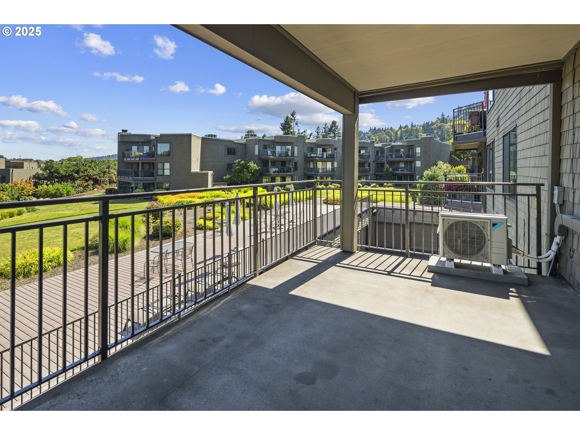 5620 South Riverside Lane, Unit 14 Portland, OR 97239 - Photo 5 of 26 Gallery Image 5