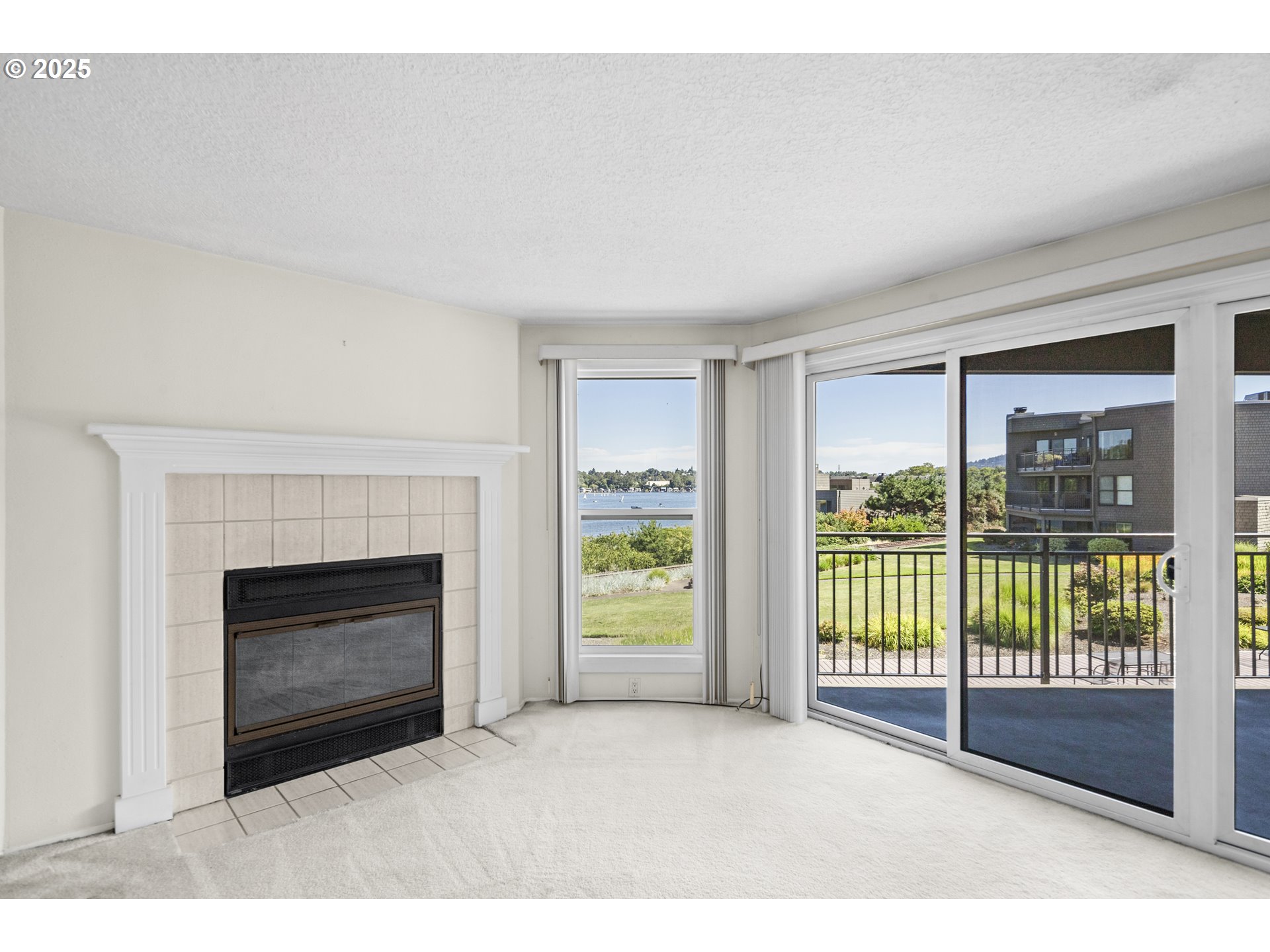 5620 South Riverside Lane, Unit 14 Portland, OR 97239 - Photo 8 of 26 Gallery Image 8