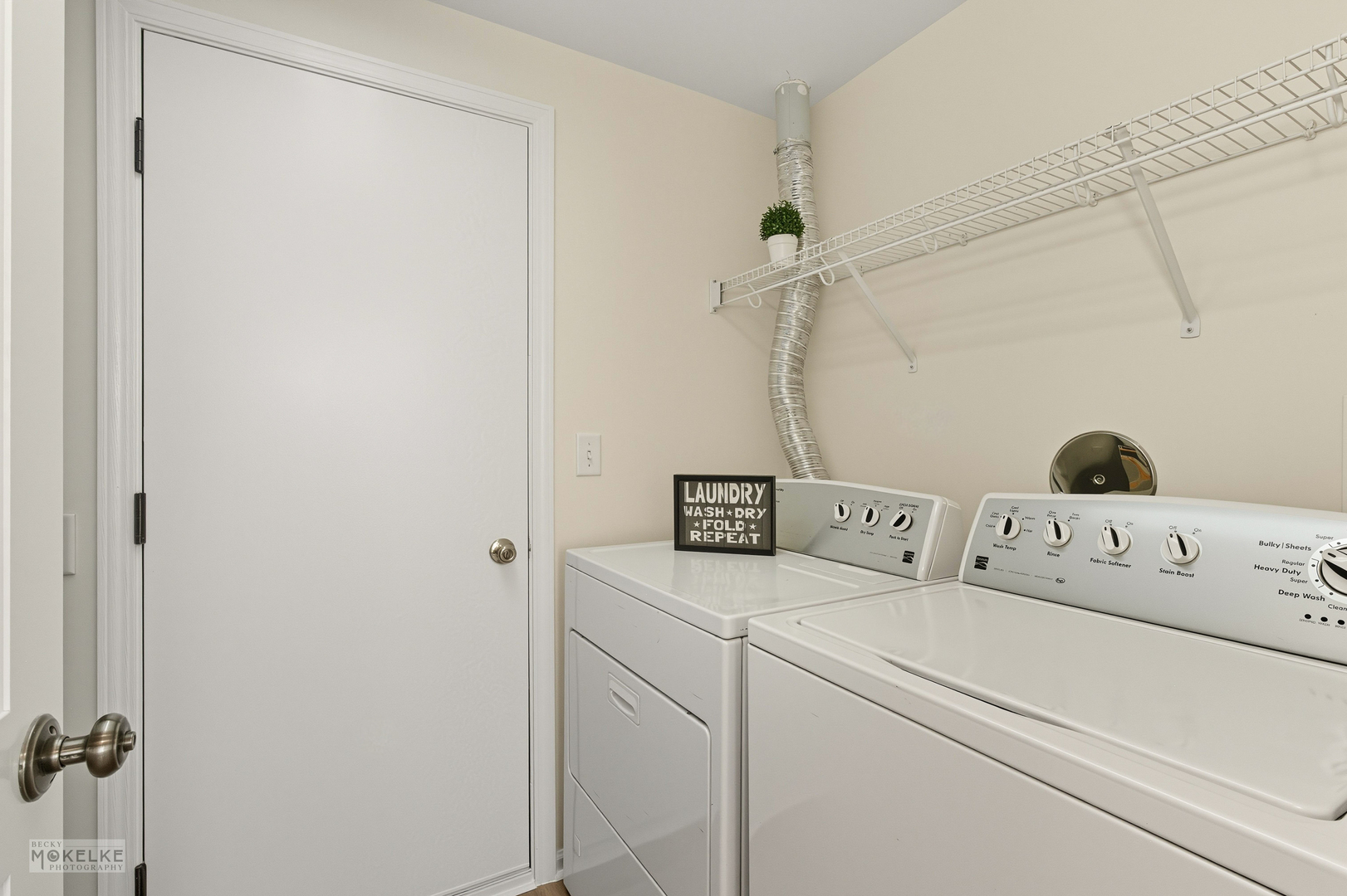 2813 Hoffman Street Plano, IL 60545 - Photo 14 of 27 a utility room with dryer and washer