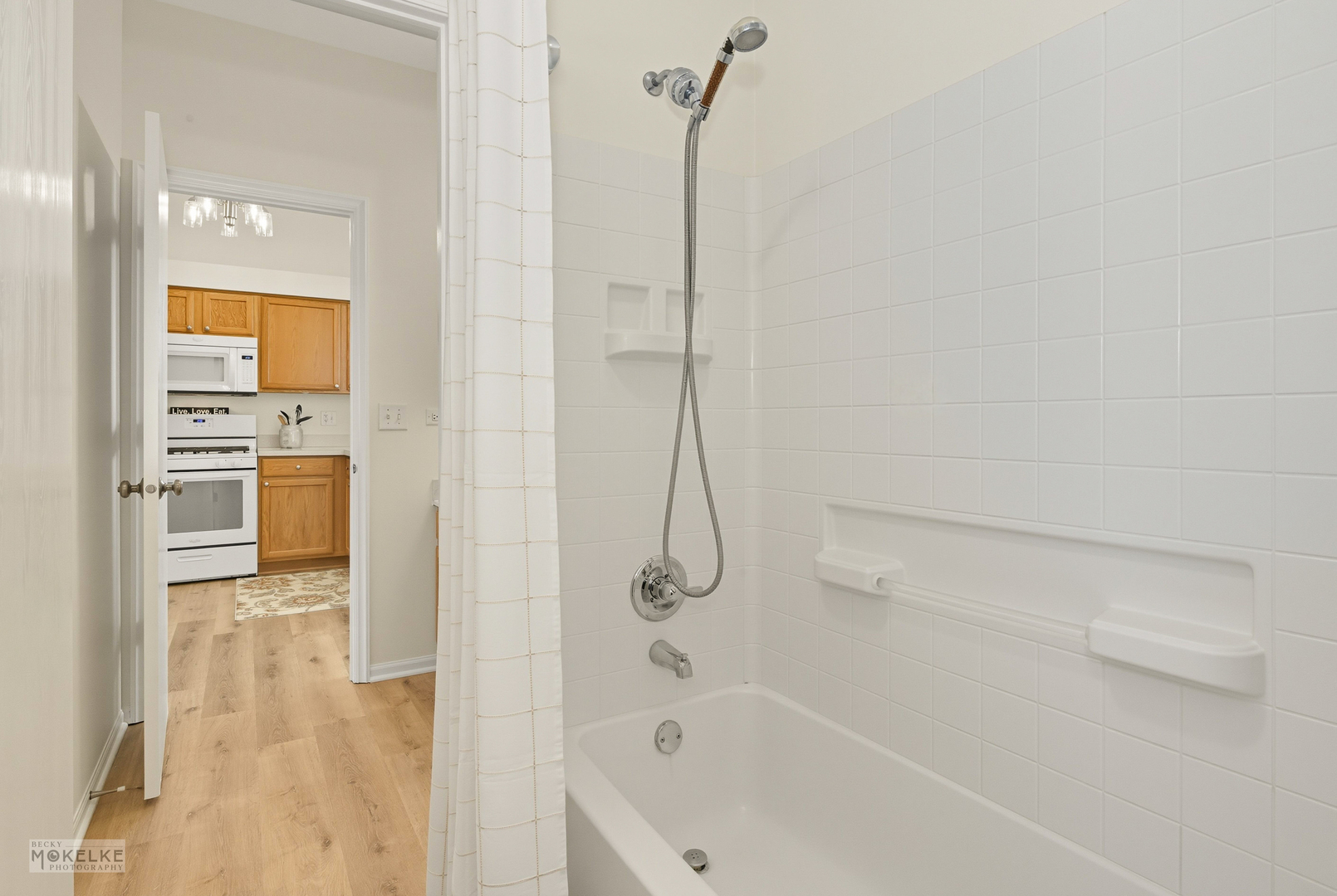 2813 Hoffman Street Plano, IL 60545 - Photo 20 of 27 a bathroom with a bath tub