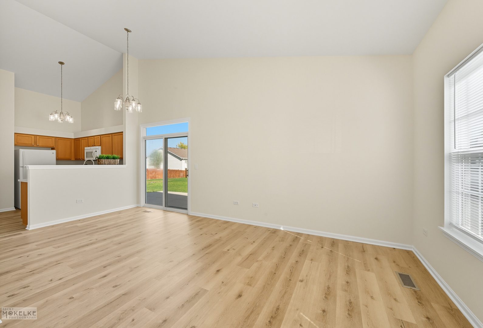 2813 Hoffman Street Plano, IL 60545 - Photo 7 of 27 a view of an empty room and window