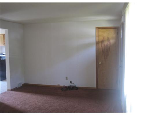 1600 McCully Road Castle Shannon, PA 15234 - Photo 8 of 18 Living Room.