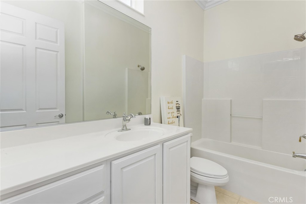 5233 Hampton Road Banning, CA 92220 - Photo 22 of 46 a bathroom with a sink a toilet and bathtub