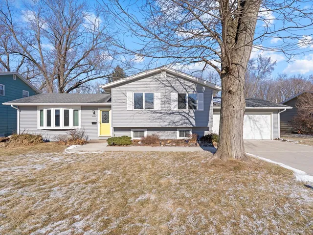 $265,000 | 2624 East George Washington Boulevard, Davenport, IA 52803