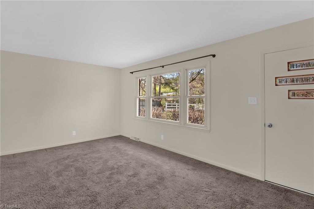 8225 Easley Road Walnut Cove, NC 27052 - Photo 5 of 33 Living Room