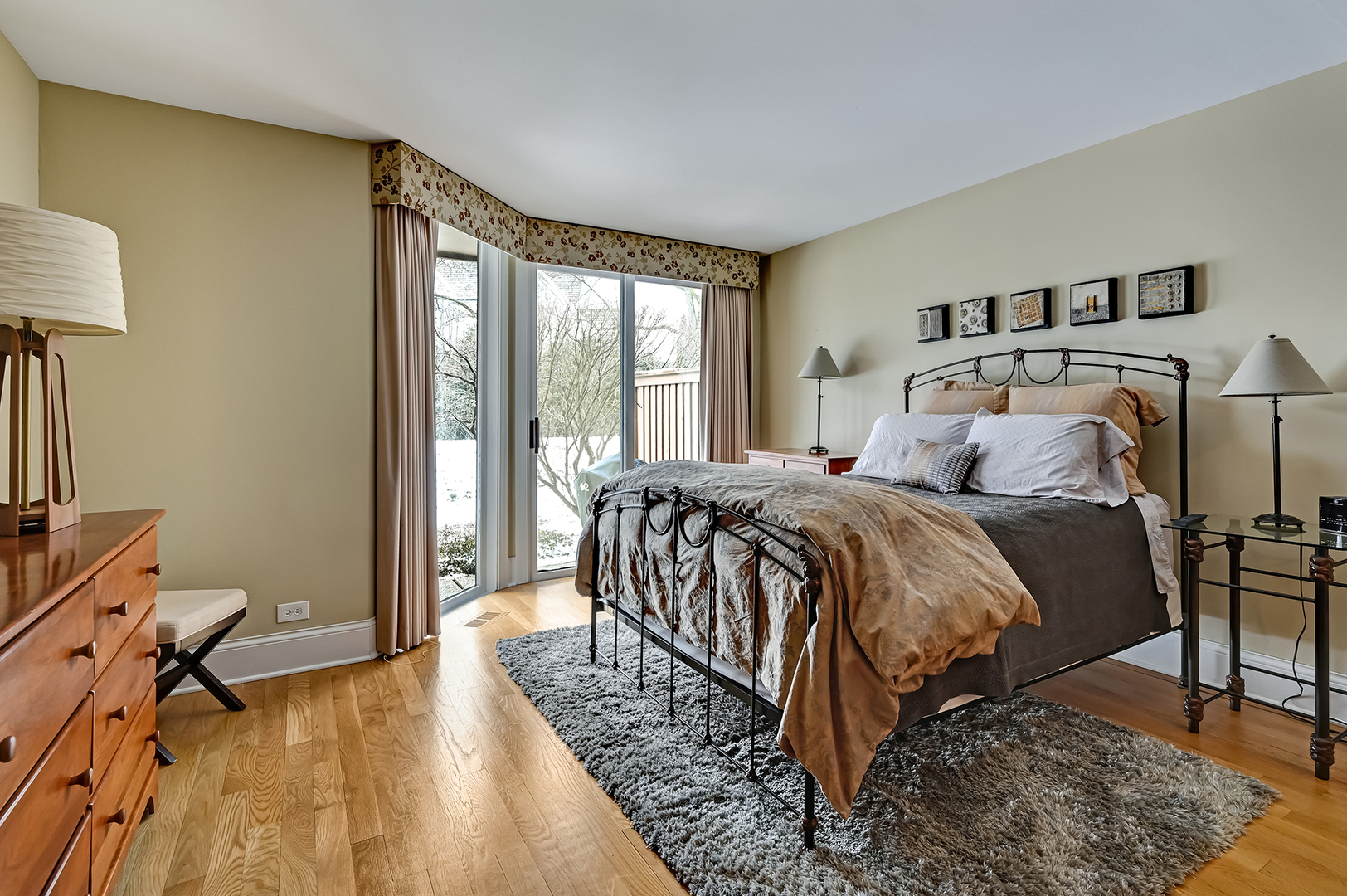 1208 Indian Trail Road, Unit 3E Hinsdale, IL 60521 - Photo 11 of 24 a bed sitting in a bedroom next to a window