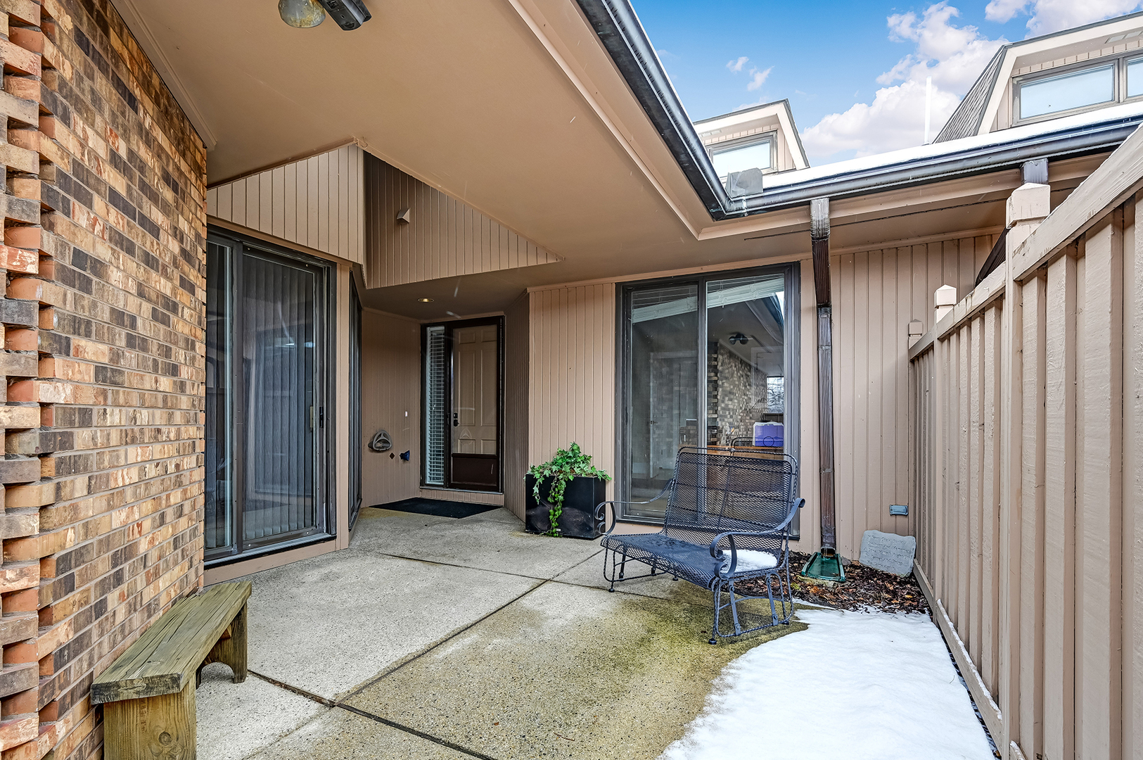 1208 Indian Trail Road, Unit 3E Hinsdale, IL 60521 - Photo 19 of 24 a front view of a house