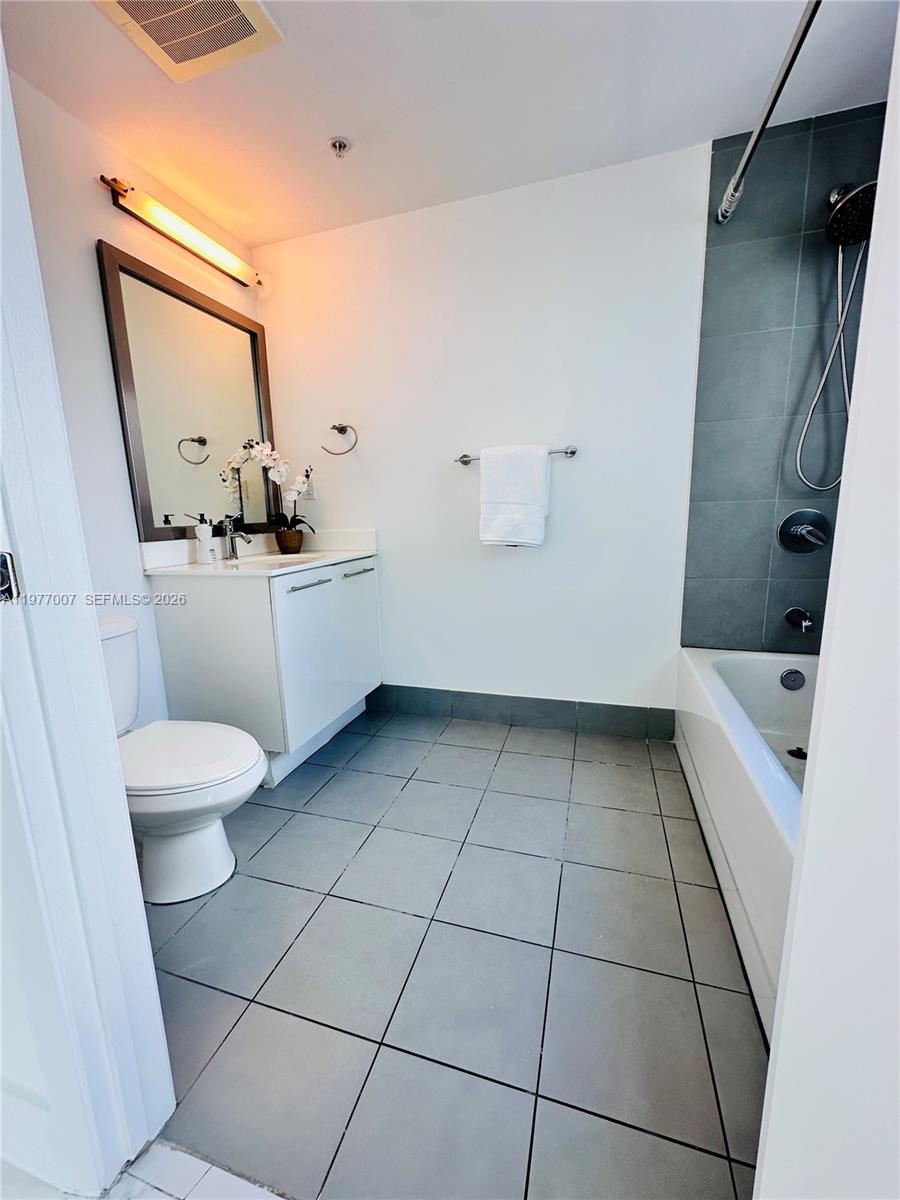 92 Southwest 3rd Street, Unit 3105 Miami, FL 33130 - Photo 13 of 17 Second Bathroom