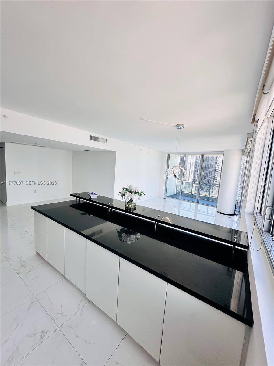 92 Southwest 3rd Street, Unit 3105 Miami, FL 33130 - Photo 4 of 17