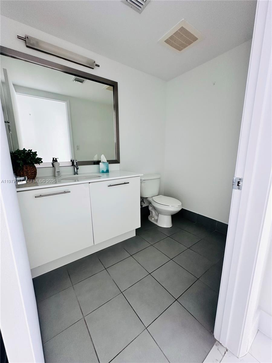 92 Southwest 3rd Street, Unit 3105 Miami, FL 33130 - Photo 10 of 17 Guest Bathroom