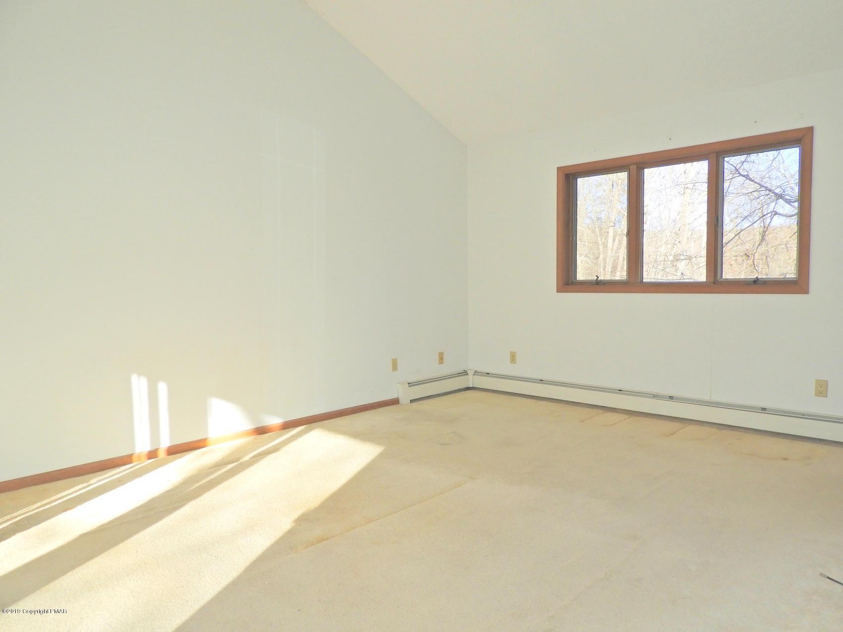 1149 Valleyview Circle Bushkill, PA 18324 - Photo 27 of 34 9 Bed 2