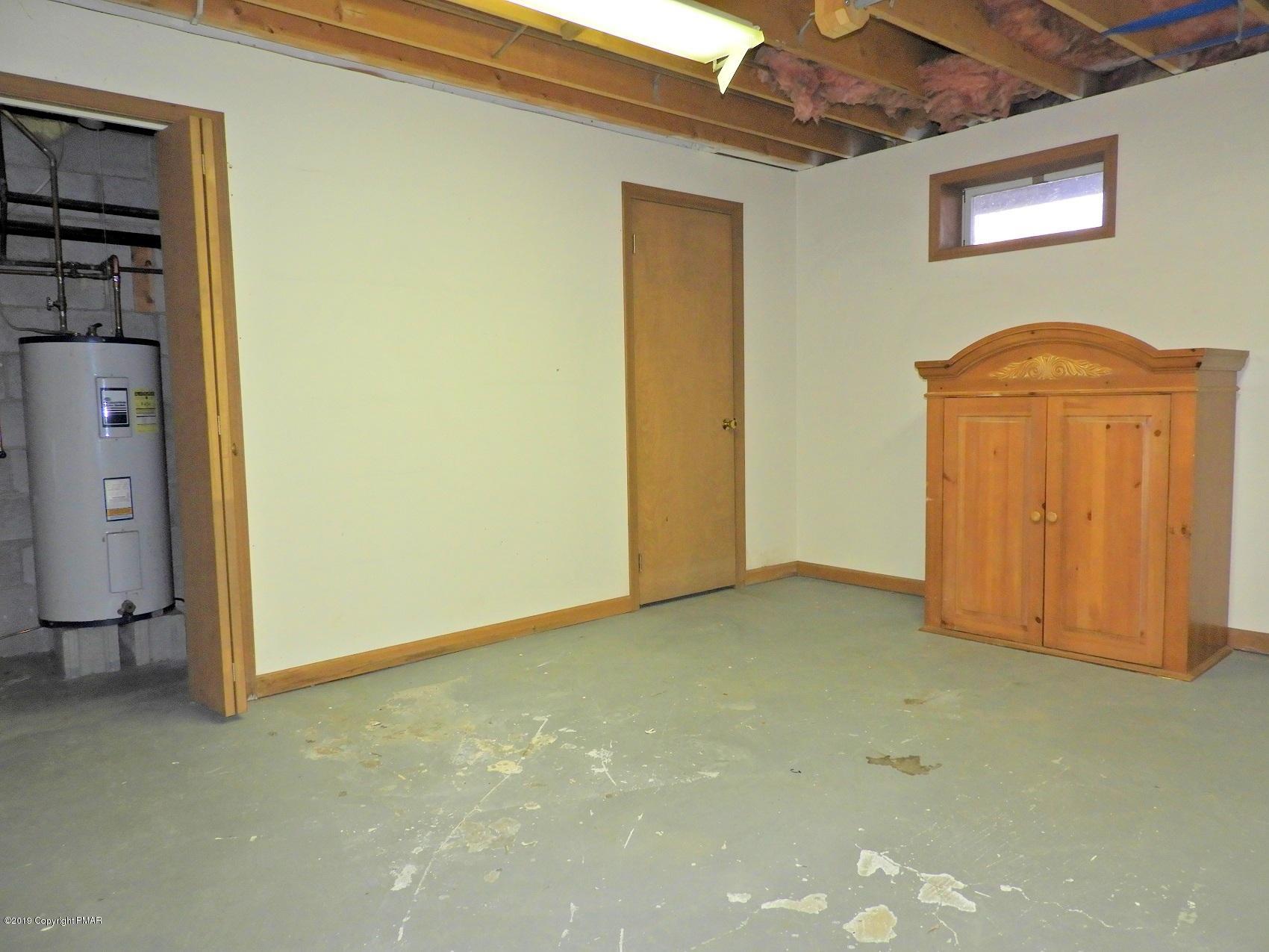 1149 Valleyview Circle Bushkill, PA 18324 - Photo 29 of 34 11 Lower Level (1)
