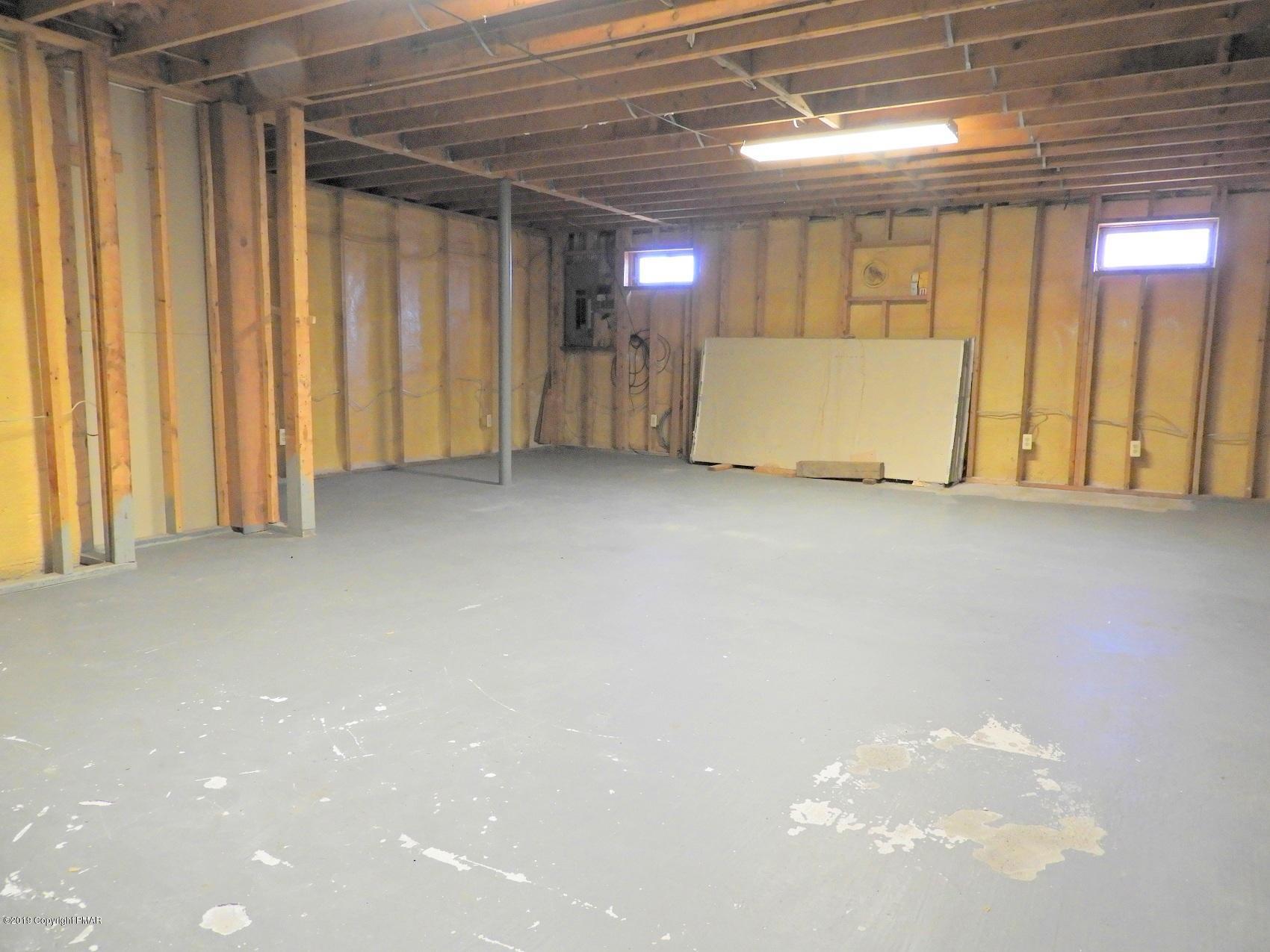 1149 Valleyview Circle Bushkill, PA 18324 - Photo 30 of 34 11 Lower Level (2)