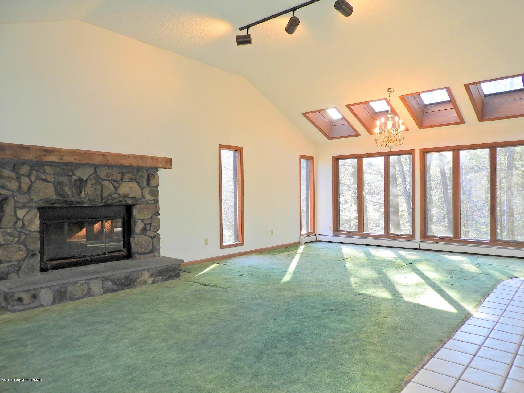 1149 Valleyview Circle Bushkill, PA 18324 - Photo 9 of 34 4 Living Room (1)
