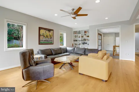 $1,900,000 | 4715 38th Street North, Arlington, VA 22207