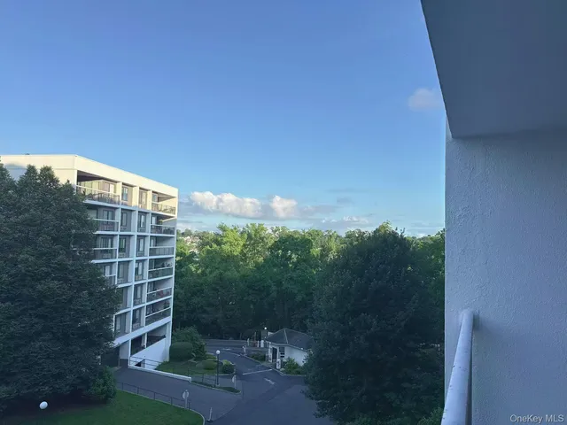 $389,998 | 100 High Point Drive, Unit 501, Hartsdale, NY 10530