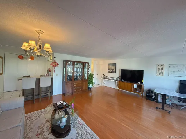 $389,998 | 100 High Point Drive, Unit 501, Hartsdale, NY 10530