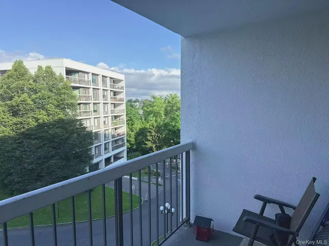 $389,998 | 100 High Point Drive, Unit 501, Hartsdale, NY 10530