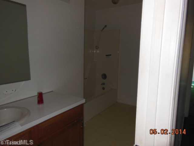 864 Pilot School Road Thomasville, NC 27360 - Photo 13 of 15 Bath.