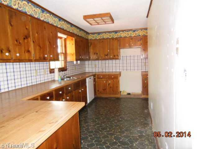 864 Pilot School Road Thomasville, NC 27360 - Photo 6 of 15 Cafeteria/Kitchen.