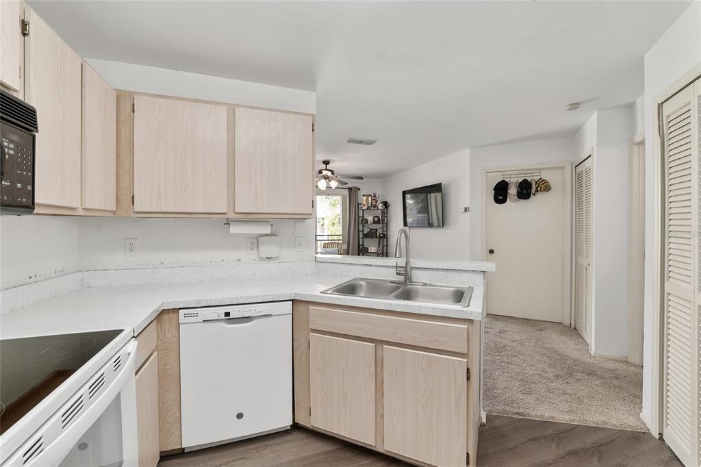 3705 Southwest 27th Street, Unit 828 Gainesville, FL 32608 - Photo 8 of 24