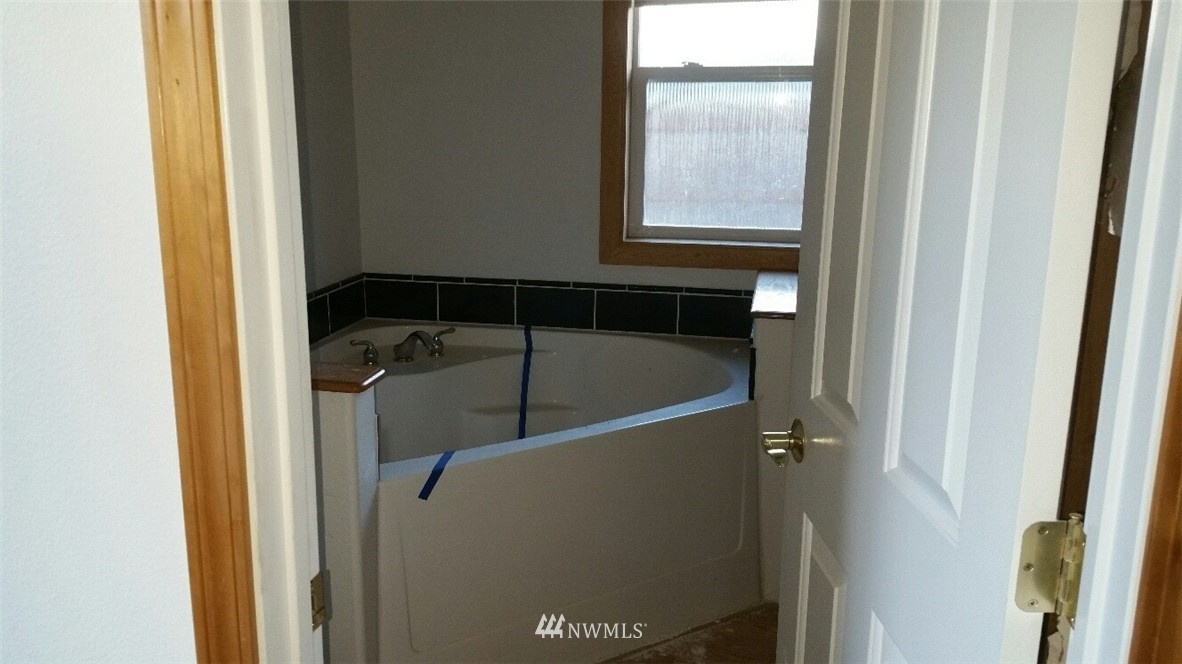 12110 Gibson Road Everett, WA 98204 - Photo 5 of 6 Gallery Image 5