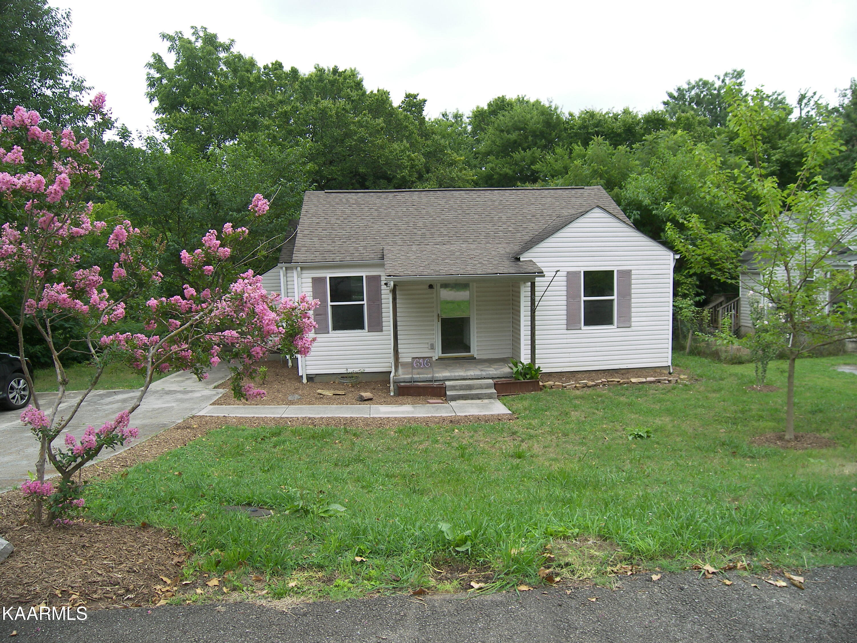616 Hillview Road Knoxville, TN 37919 - Photo 1 of 31 100_4432