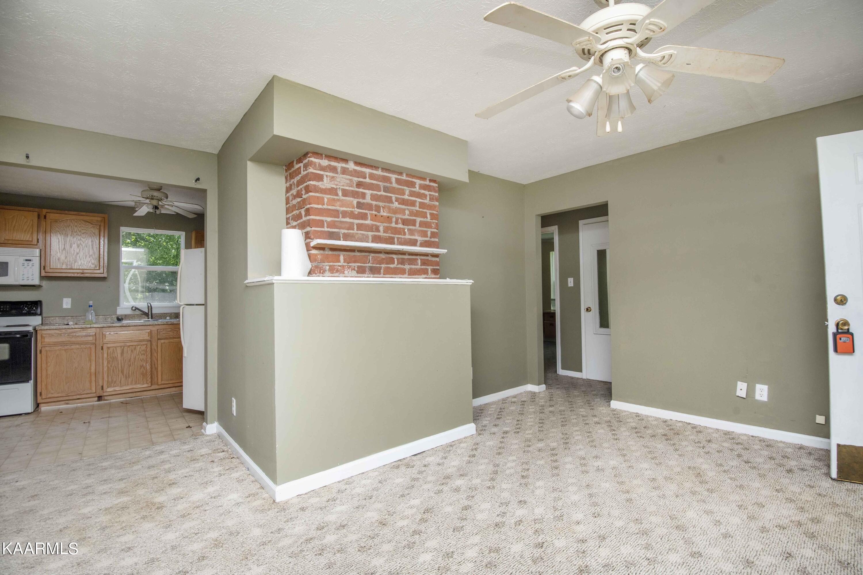 616 Hillview Road Knoxville, TN 37919 - Photo 4 of 31 living 2_1