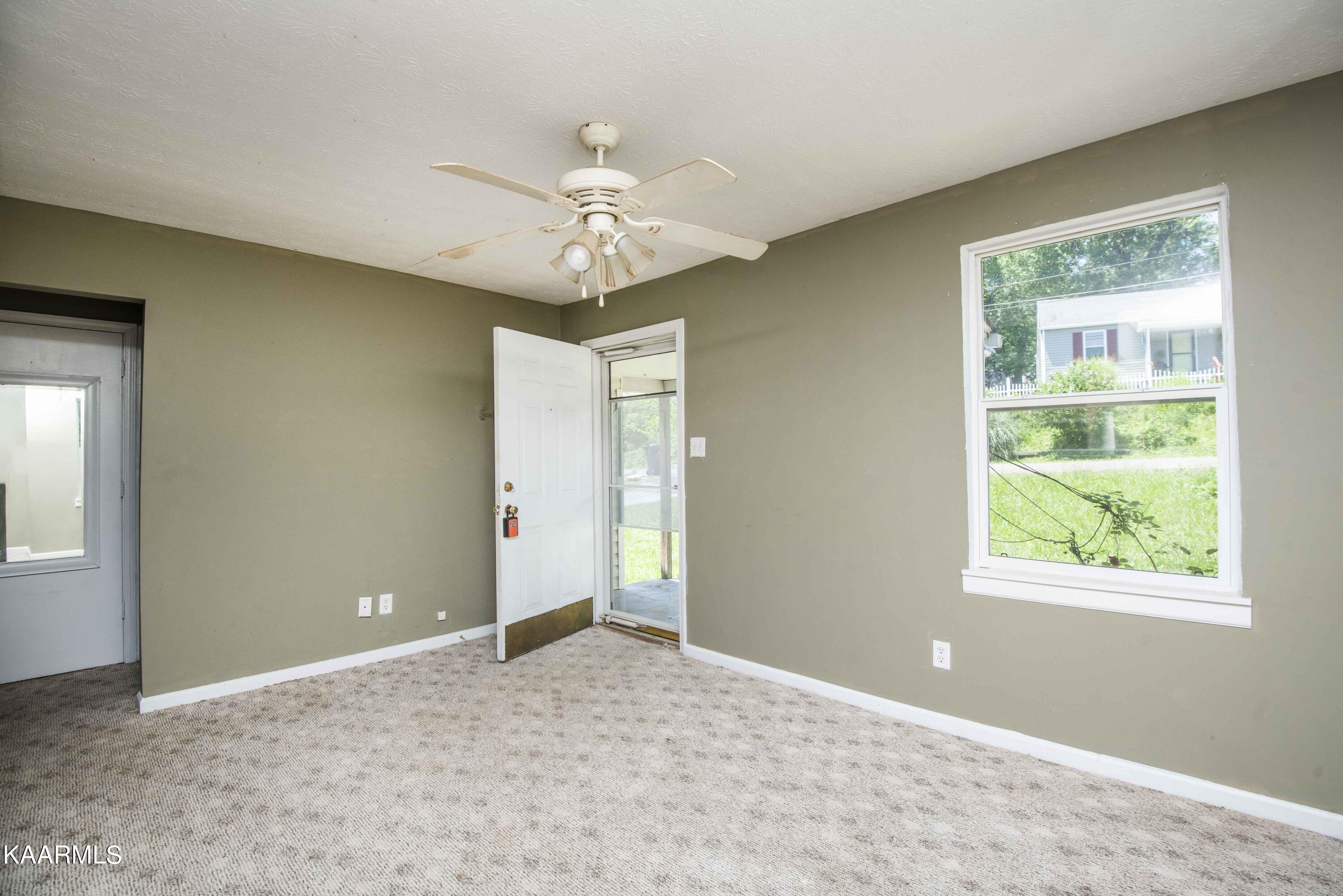 616 Hillview Road Knoxville, TN 37919 - Photo 5 of 31 living 3_1