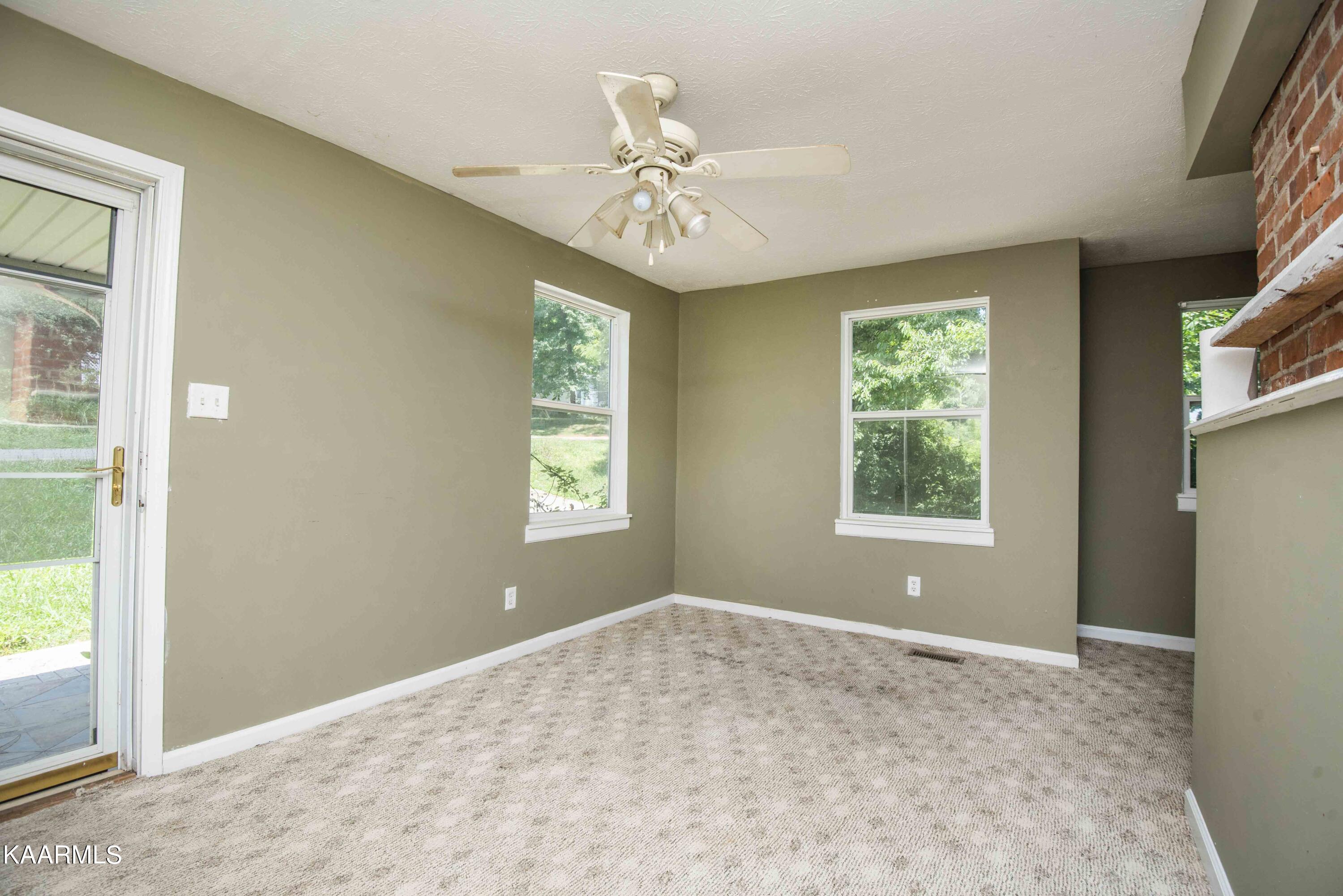 616 Hillview Road Knoxville, TN 37919 - Photo 6 of 31 living_1