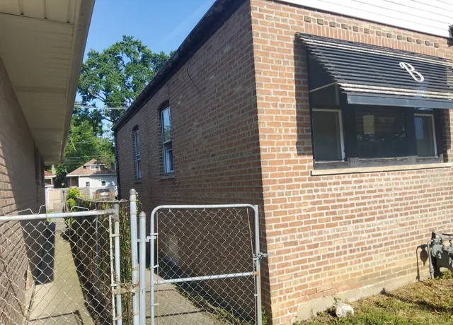 a view of a house with a tree