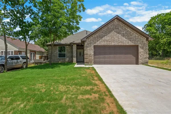 $380,000 | 820 North Wood Street, Denton, TX 76209