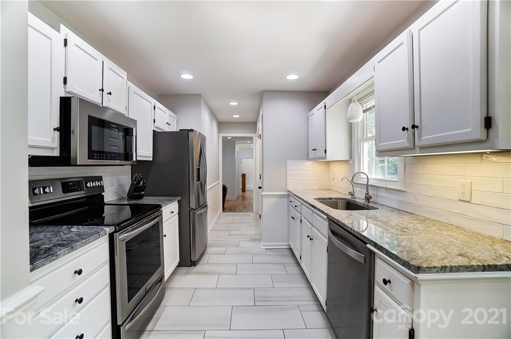 2375 Whitley Road Fort Mill, SC 29708 - Photo 8 of 35 a large kitchen with a stove top oven a sink a microwave and refrigerator