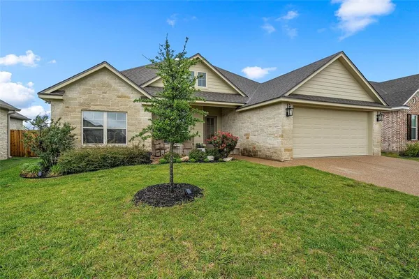 a view of a house with backyard