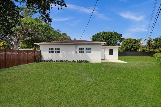a view of a house with backyard and garden