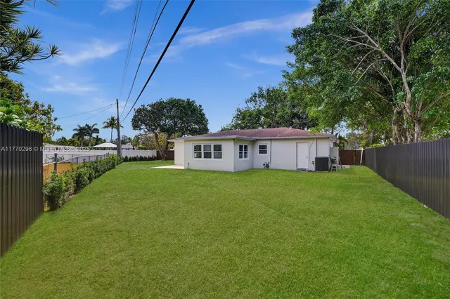 a view of a house with backyard and garden