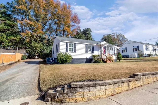 front view of house with a yard