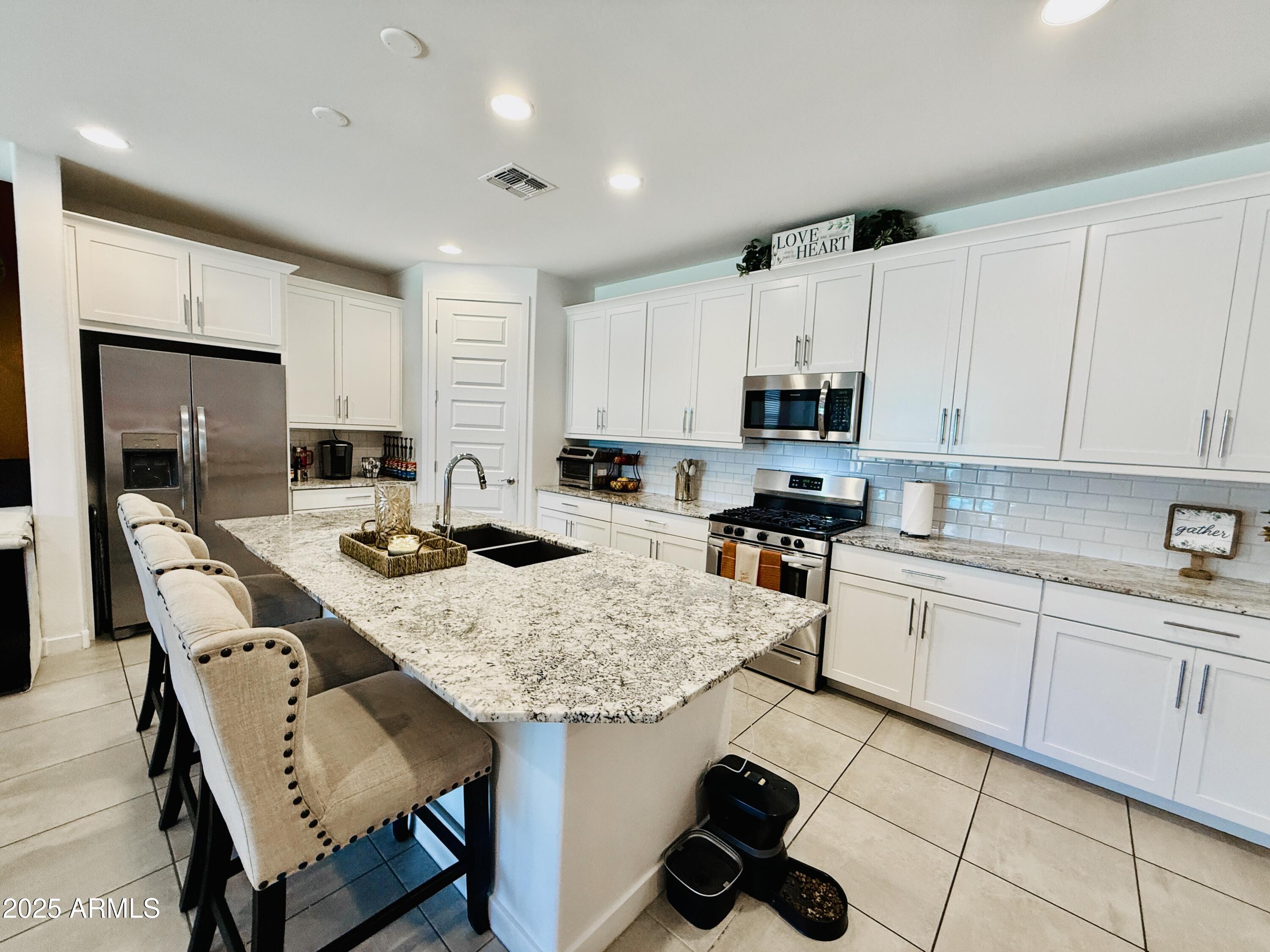 1657 West Monte Way Phoenix, AZ 85041 - Photo 6 of 28 8A95D909-3115-497B-828F-8DBEE0636E41_1_2