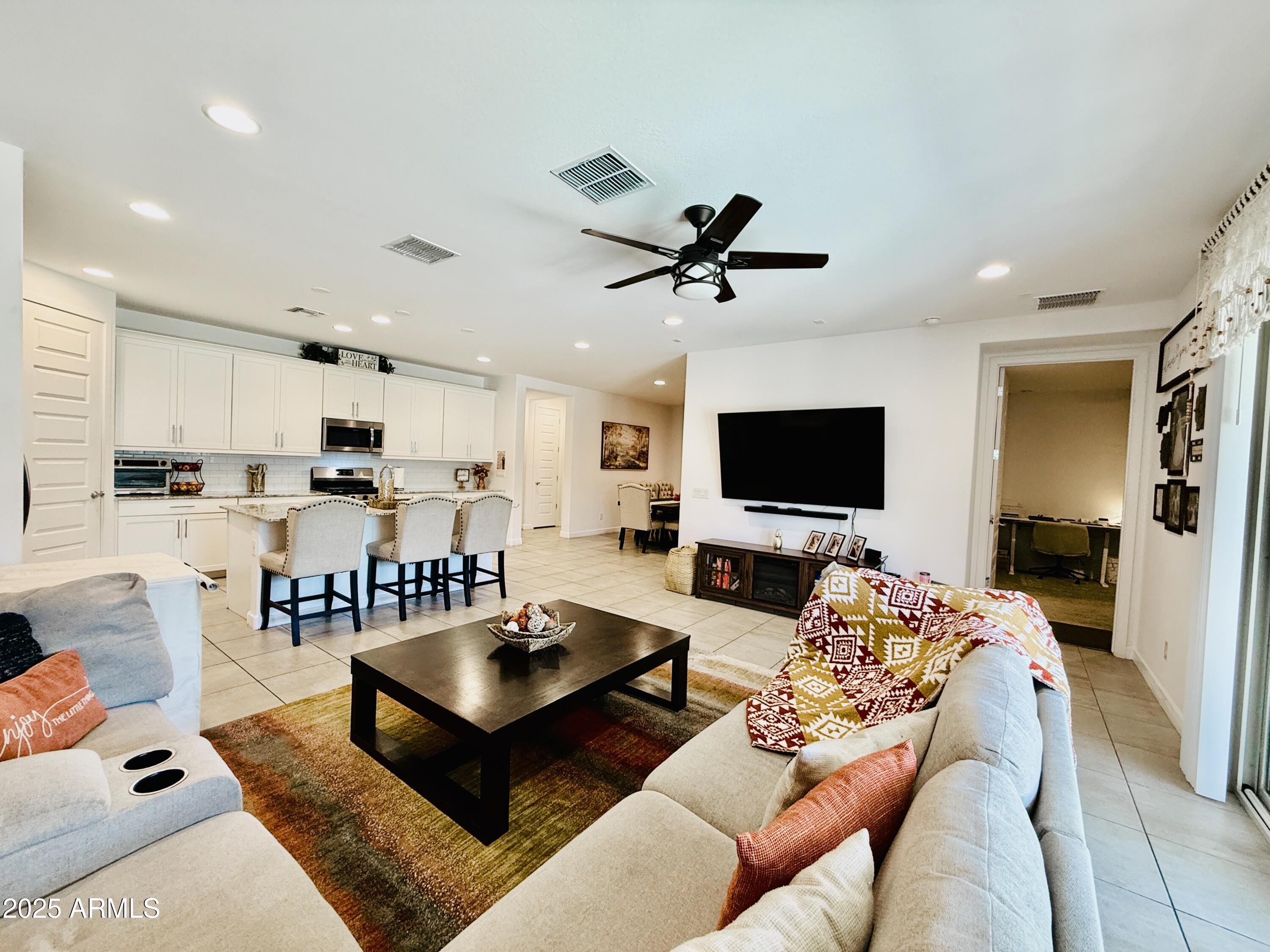 1657 West Monte Way Phoenix, AZ 85041 - Photo 9 of 28 9B815744-196F-443F-B944-001C93288ACB_1_2